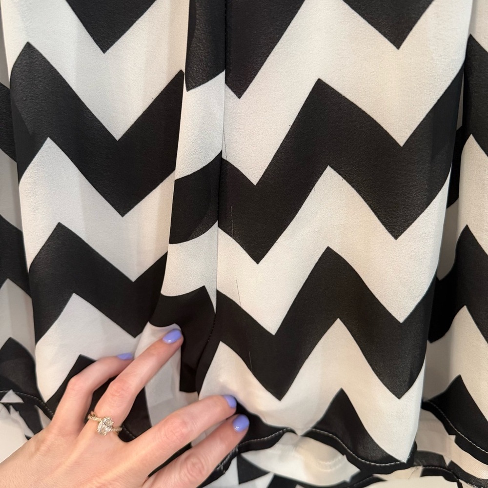Retro 2010s Preppy Chic Geometric Graphic Pop Art Inspired Chevron Rompet - Picture 3 of 11